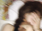 独自租屋MM一边哭着一边被陌生男子掐着脖子狂操