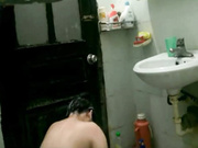 居家美眉洗澡被拍