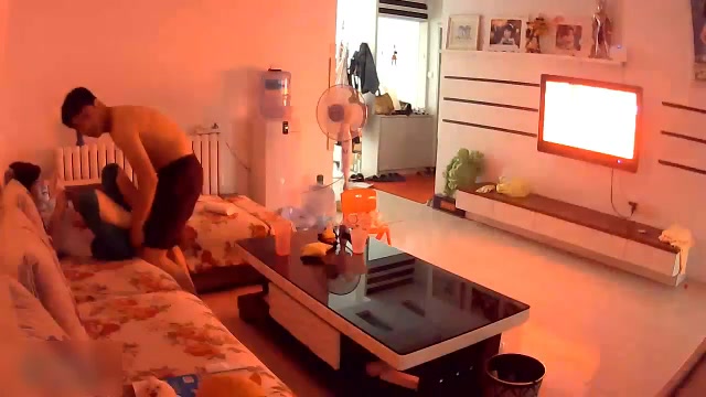 经典！客厅狂干漂亮小姨子，儿子突然闯进来，你门在干嘛啊