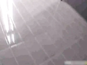 潮男靓妹公共卫生间里拍动作片 捂着嘴不敢大声叫