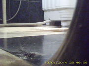 真实偷拍，趁姐姐上厕所前把摄像机放好