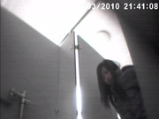 超男双镜头200提包包的靓女,阴毛杂乱,翘着兰花指擦