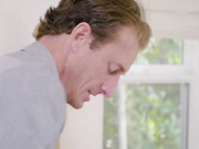 白嫩人妻居家口交吃鸡巴开心让爆菊花上位