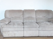 苗条宝贝在黑人鸡巴上弹跳她的阴户