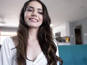 凯莉·奎因告诉继弟，-我想和你一起玩过家家