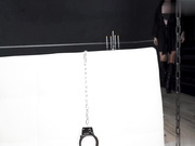 黑发宝贝米莎·克罗斯用大黑鸡巴测试她的屁股