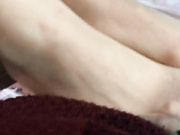 普通话对白，丝袜诱惑，和下面一摸就出水的师妹酒店开房啪啪