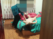 绿帽大神迷晕自己媳妇，找年轻力壮的小伙子来代驾，让代驾小伙从床上玩到客厅