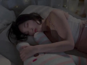 巨乳初形成 巨乳萝莉最初露出 嫩到滴水的粉穴