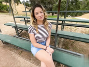 可爱的少女林恩河渴望在她的第一次色情选角中展示她的骑鸡技巧