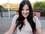 美丽的奥布里·瓦伦丁在第一次色情选角时被操