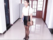 售楼小姐为了业绩诱惑客户