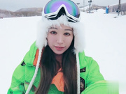 我在滑雪胜地尝试了单板滑雪。 在斜坡上，穿着滑雪服时体内射精