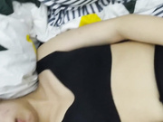 清純水嫩的大學美女被猥瑣眼鏡男帶回出租屋啪啪強幹 超大振動棒玩穴淫水直流再狠狠抽插 高潮尖叫聲不斷 國語720P高清