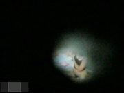 精品推薦 冒死爬上屋頂拍攝出租屋裏剛入住的大學生美女 雪白肌膚堅挺美乳絕對誘惑 足足拍了半個小時～720P高清