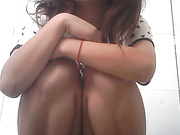 某大學女生宿舍公共衛生間拍攝到的各式美女學妹如廁 貌似穿著睡衣的妹子看起來都還沒睡醒 720P原版高清