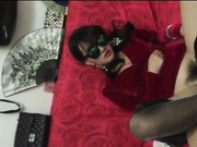 逼毛浓密性欲强的富姐养着两个性奴一个用假JJ插一个用舌头舔淫水