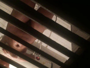 精品推薦 出租屋門下縫隙拍攝到大奶年輕美女沐浴更衣 豐滿雪白大奶看得讓人欲火焚身 1080P原版高清