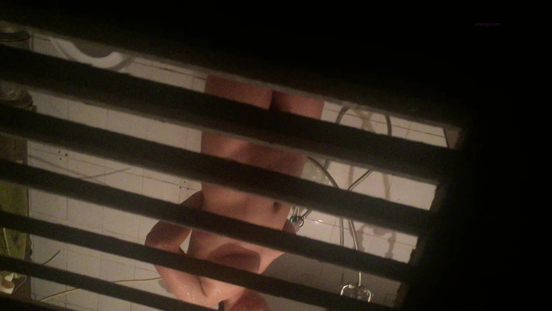 精品推薦 出租屋門下縫隙拍攝到大奶年輕美女沐浴更衣 豐滿雪白大奶看得讓人欲火焚身 1080P原版高清