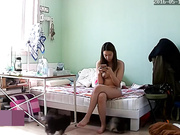 居家攝像頭破解拍攝到的肉感美女浴後裸露飽滿雙峰客廳裏玩手機 太誘惑了～720P高清