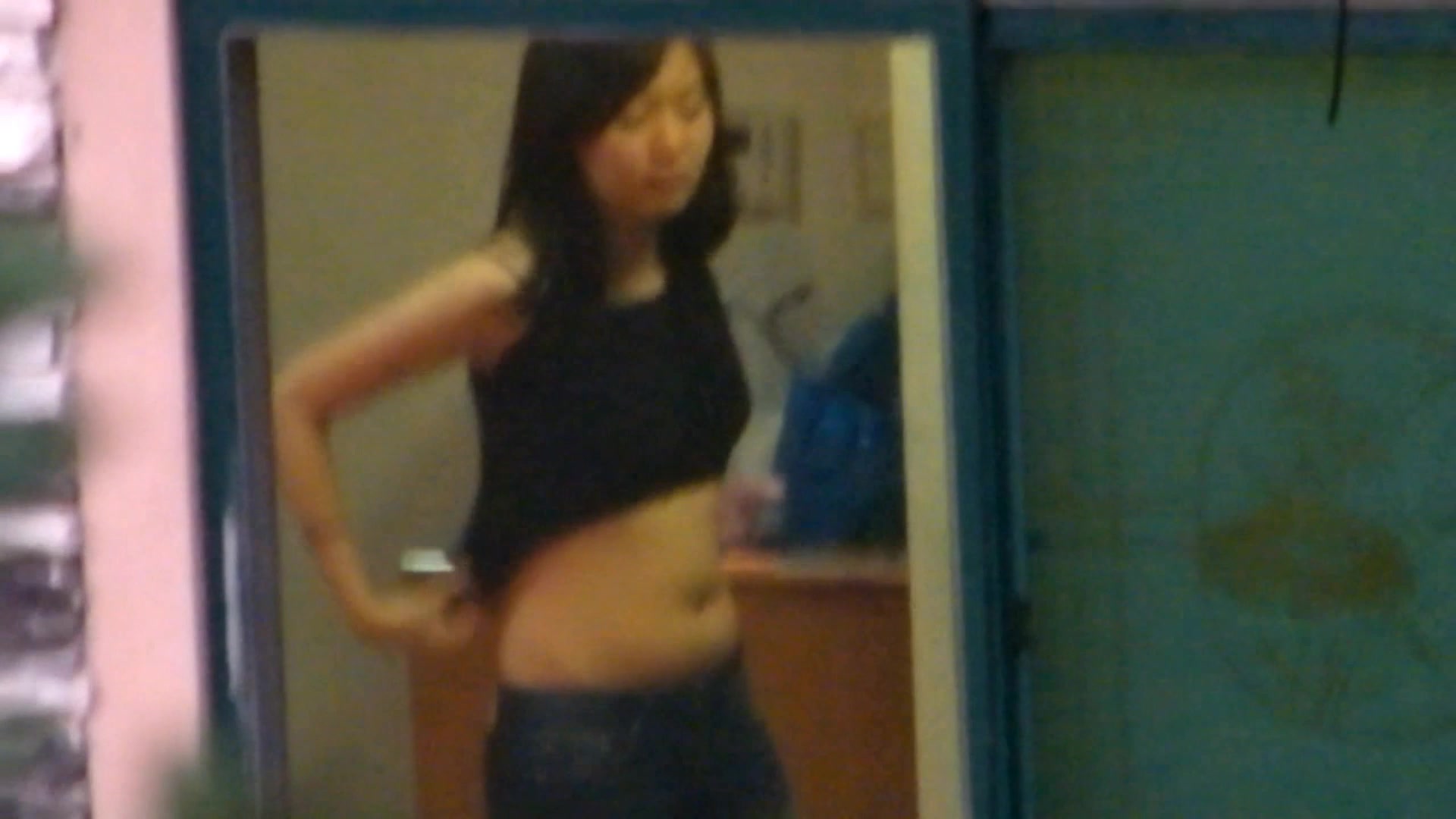 精品推薦 偷拍手法很專業的高手窗戶邊拍到幾個合租妹子沐浴更衣 堅挺美乳看得讓人欲火焚身 1080P原版高清