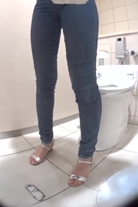 【全網首發】【最新廁拍】十二月最新流出-商場高級座廁前後固定偷拍 看打扮都是些潮流時尚美女 長裙絲襪肥臀鮑魚多多值得收藏～原版高清