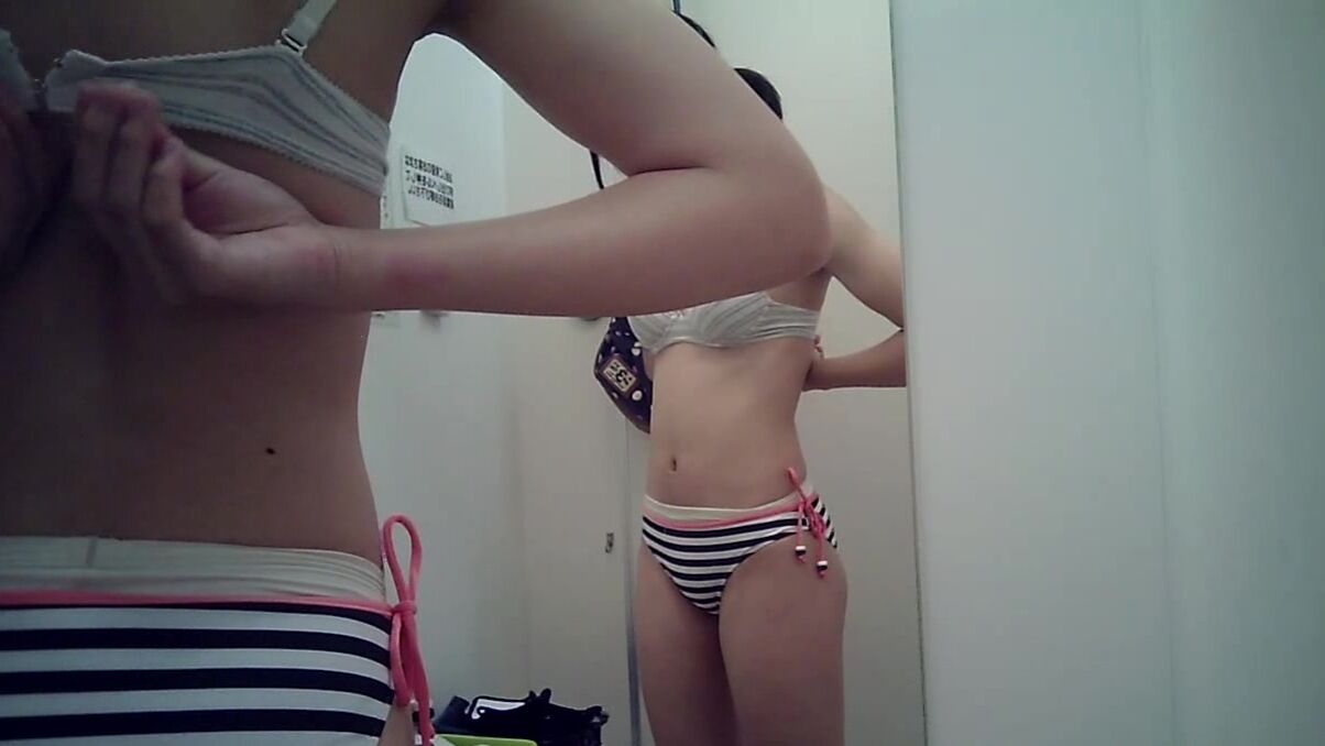 精品推薦 商場內衣專賣店試衣間偸拍年齡不大花季漂亮嫩妹子試換內衣 一對堅挺奶子看得讓人欲火焚身 露臉高清