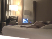 精品推薦 寂寞騷浪人妻少婦星級酒店私會健壯小夥玩3P遊戲 嘗試高難體位貌似各種姿勢得滿足不了欲望 太騷了 國語1080P高清