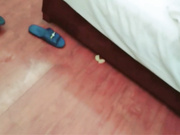 周末假期外表清純斯文悶騷眼鏡妹子與男友瘋狂嗨皮 互舔挑逗實在受不了按倒床上扒光直接爆操騷穴 國語720P高清