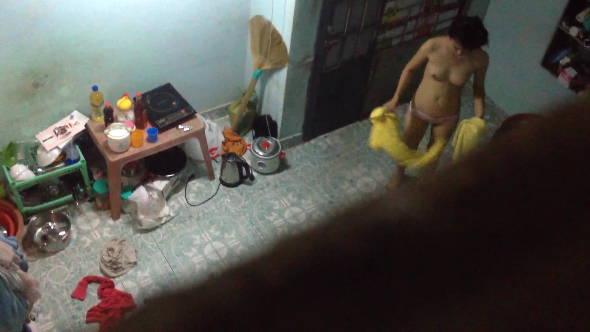 猥瑣房東偷拍性感漂亮美女下班回來洗完澡被男友拉到床上各種姿勢狠狠抽插 連續幹了3次直接累趴下了 1080P高清