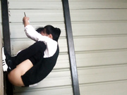 精品推薦 縣城廣場旁邊簡易旱廁側面拍攝各式美女少婦如廁 貌似拍攝的時候有人看過來就不停抖動 1080P高清