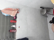 晚上透氣窗手機拍攝鄰居上大二的眼鏡妹子沐浴更衣 一對巨乳堅挺誘惑十足 露臉高清