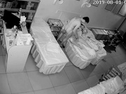 最新流出美容院攝像頭黑客破解拍攝到的中年夫妻趁女兒熟睡時過性生活 手擼主動張開雙腿給操表情銷魂 1080P高清