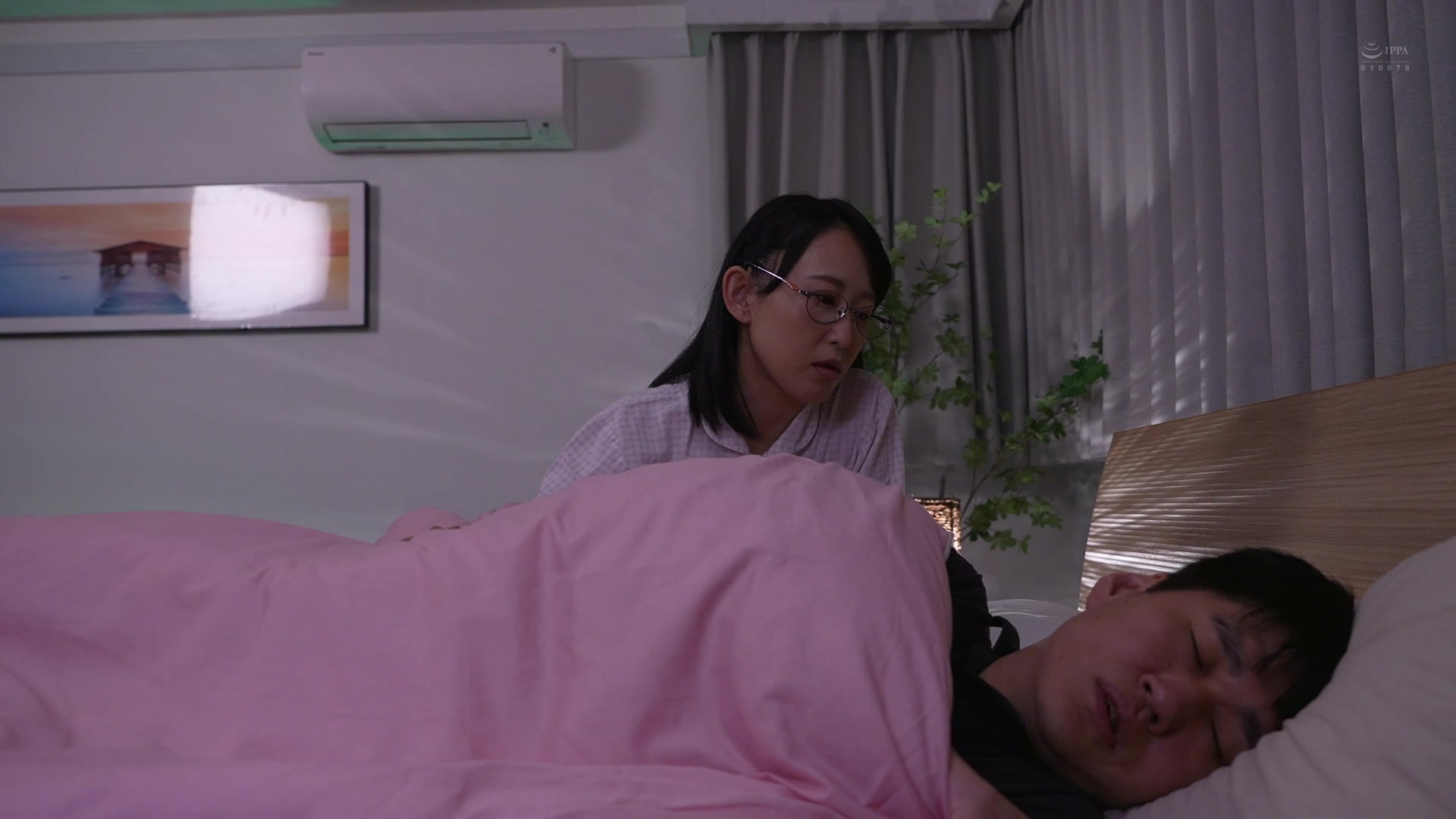 [MOND-289] 憧れの女上司と 海埜ほたる - 1of5