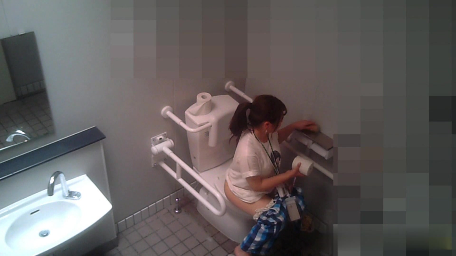 某站最新流出-旅遊景點公共女廁偷拍遊客和導遊如廁 有個黑衣妹子揪了不少衛生紙擦逼逼 1080P高清原版