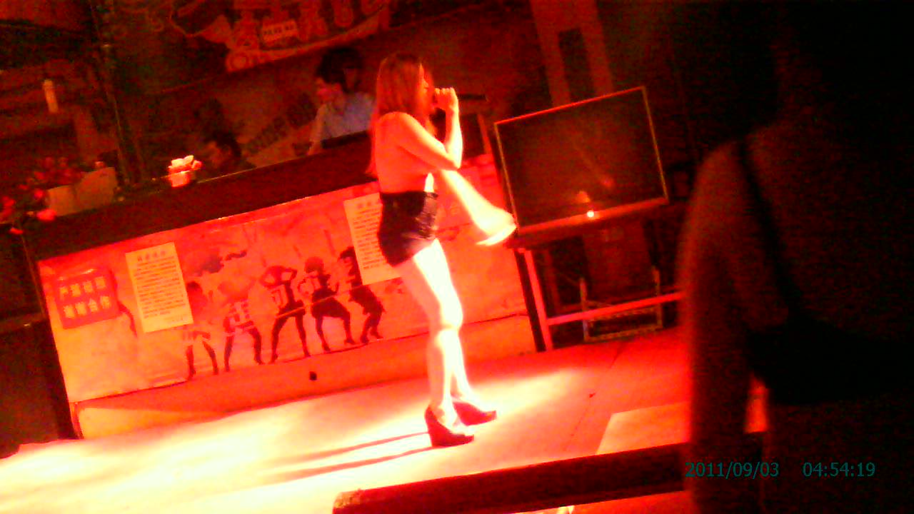 精品推薦 縣城鄉村小劇場拍攝裸體艷舞表演 露奶露逼搔首弄姿與觀眾激情互動 場面淫蕩刺激 720P原版高清