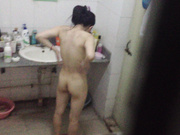 某公司女宿舍公共衛生間拍攝到的愛美的排骨妹子沐浴更衣 洗完後還給乳房擦了什麽東西～1080P高清