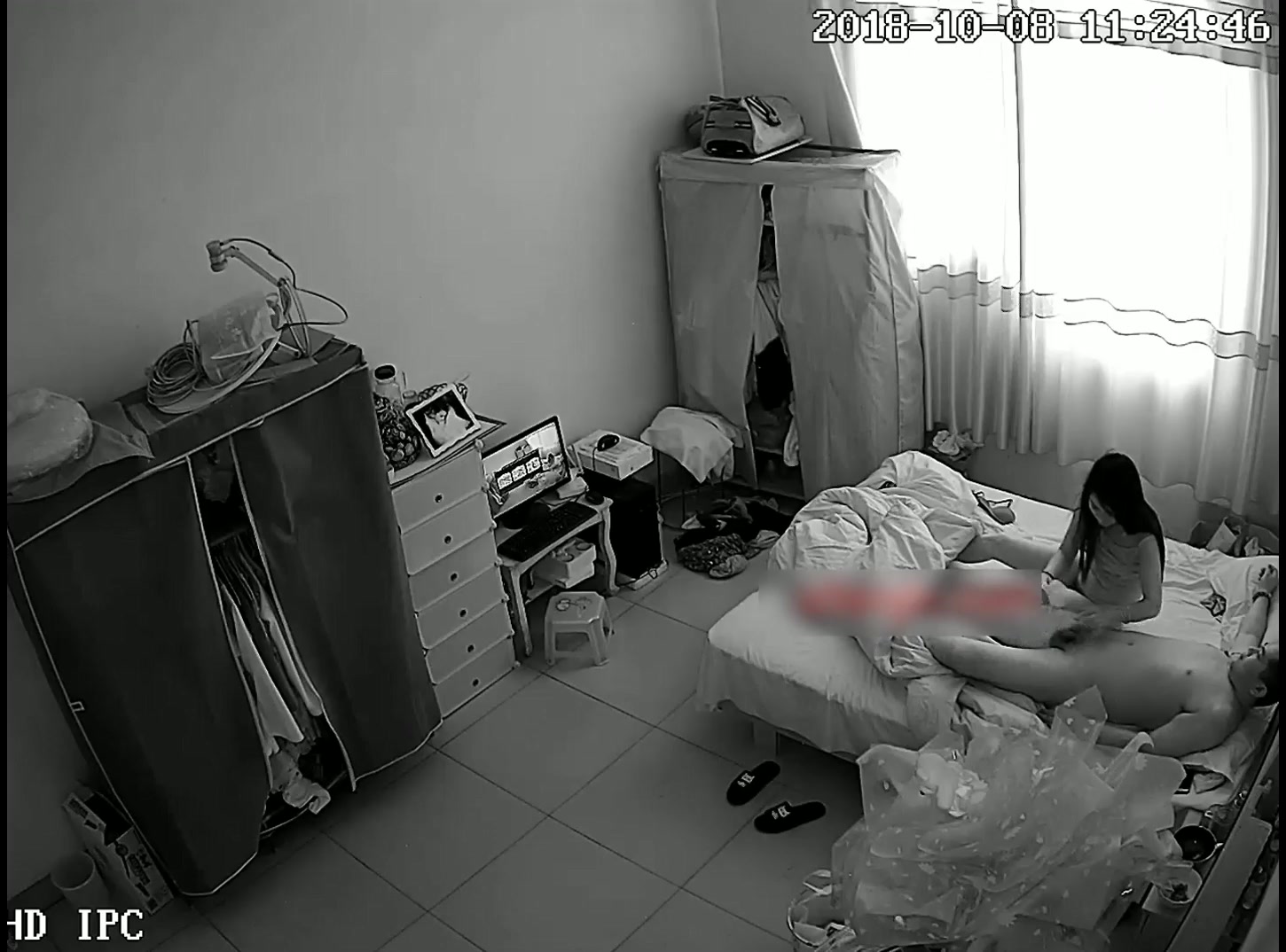 家庭網絡攝像頭破解拍攝到的胖哥中午和苗條漂亮媳婦啪啪打炮 露臉高清