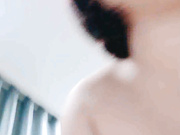 大奶肥臀无毛逼，全程露脸的小骚货跟大哥激情啪啪直播，深喉口交大鸡巴让大哥揉奶玩逼，各种体位爆草蹂躏