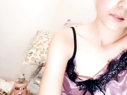 荔枝茶茶睡前发骚，全程露脸性感吊带听狼友指挥脱光光，揉奶玩逼按摩棒自慰阴蒂，道具抽插骚逼高潮冒白浆