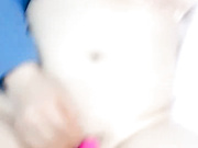 大奶淫妻全程露脸让大哥在沙发上玩弄，逼里塞着跳蛋让大哥揉奶草嘴深喉，无套插入激情上位揉奶给骚货草喷尿