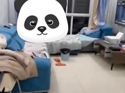 人妻的老公出差，她一个人在家看娃，我偷偷来她家，背着她儿子狂操她