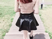 我刚撒完尿，妹妹却不让我穿上裤子，还主动舔起了我的鸡巴，也不嫌脏