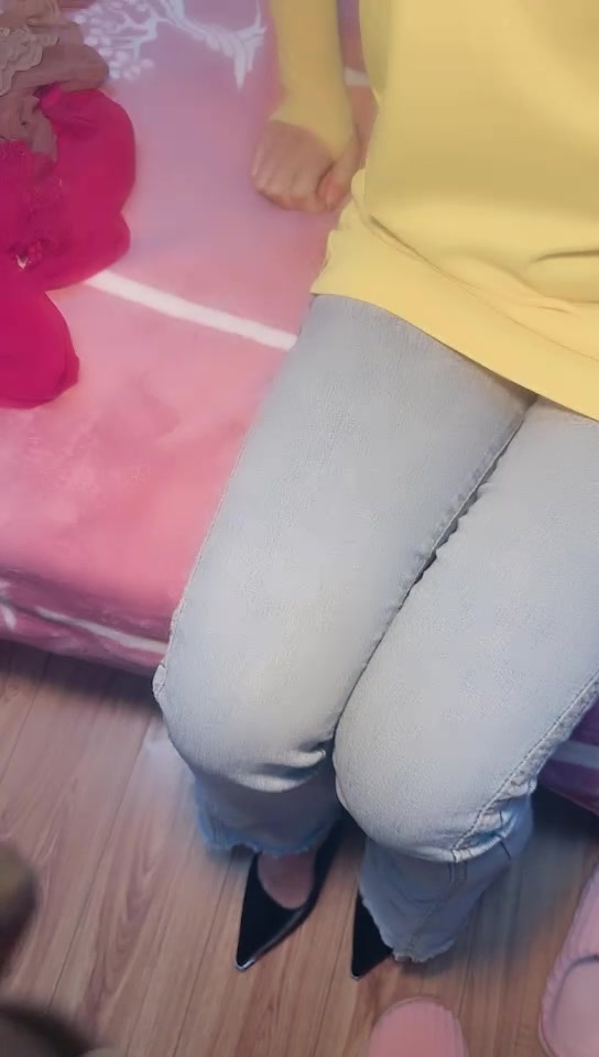 剧情演绎：美团上买了个假阳具，女外卖员送货上门进行勾引，直接推到一顿狂艹内射！