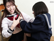 [破解]BAGR-077  パンチラごときで勃起する雑魚チ〇ポを集団で弄ぶメスガキ達の本性 - 1of5