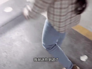 编制幼儿园老师穿开档牛仔裤在楼道被操的尿失禁