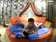 这是啥主题酒店啊有炮机铁链单眼皮小胖和制服女友看着动作片啪啪