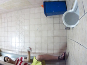 躲进女厕偷窥撅屁股嘘嘘的白胸罩足球宝贝,丰满白嫩的屁屁和肥厚诱人的小穴馋得直流口水