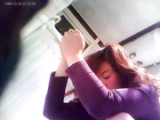 偷拍隔壁大白屁股阿姨洗澡先來一泡尿，可惜针孔被她弄歪，还好...