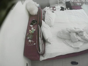 偷拍女友穿情趣女仆装和男友床上打炮，干完到椅子上继续干